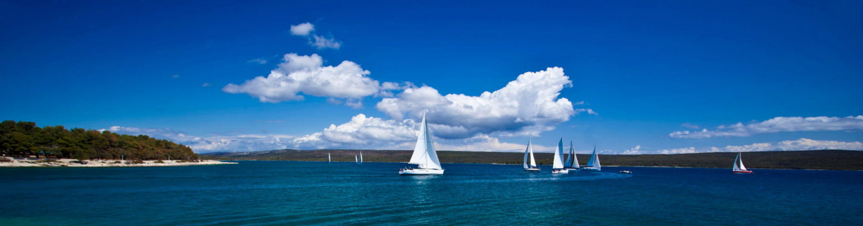 Mali ocean with sailboats